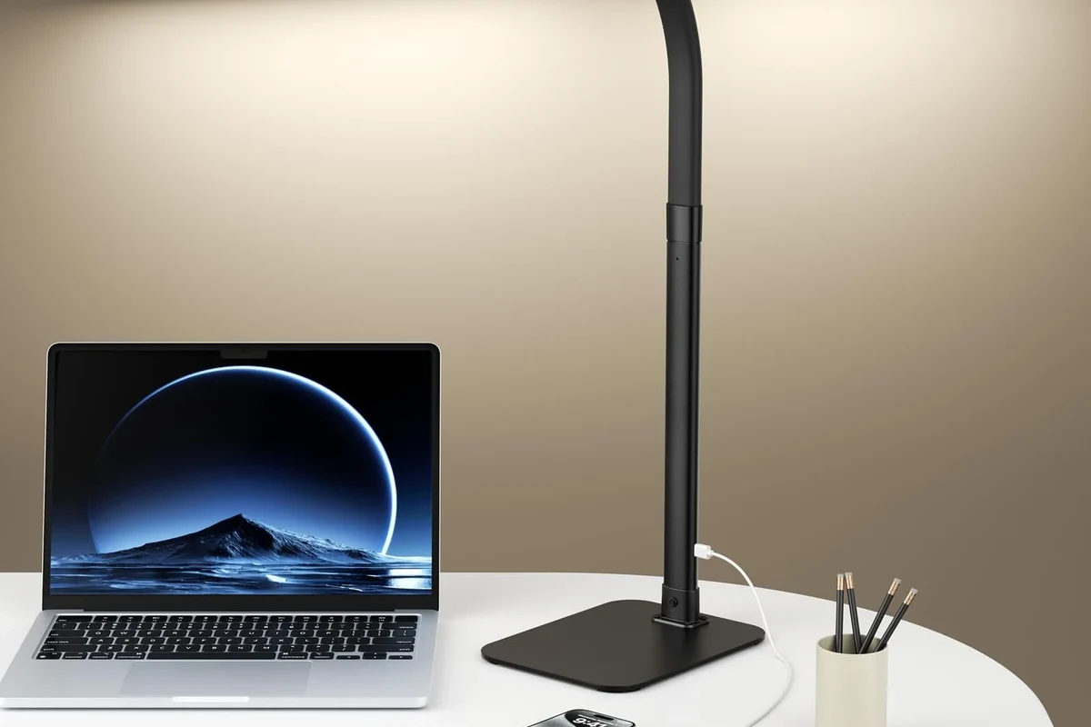 What Size Desk Lamp Should You Buy for Video Calls to Look in the UAE