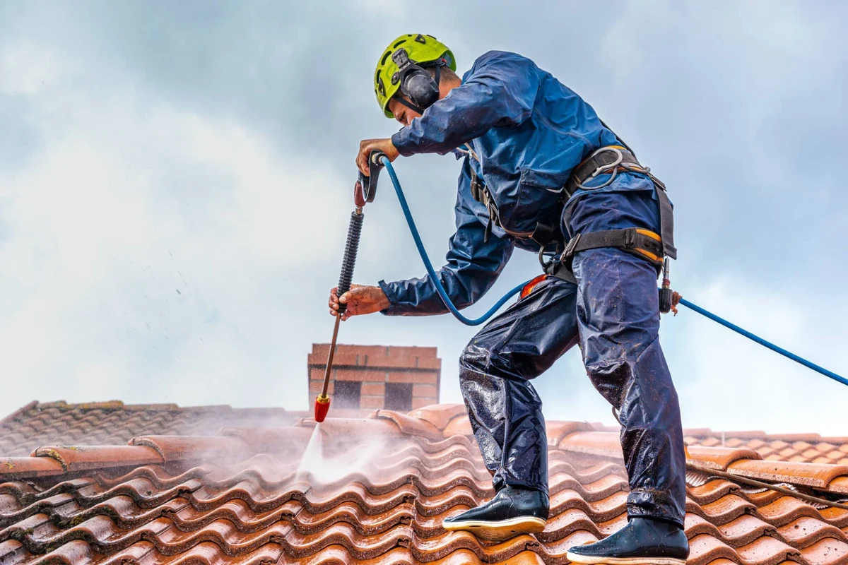 How to Work Safely on a Roof and Protect Yourself