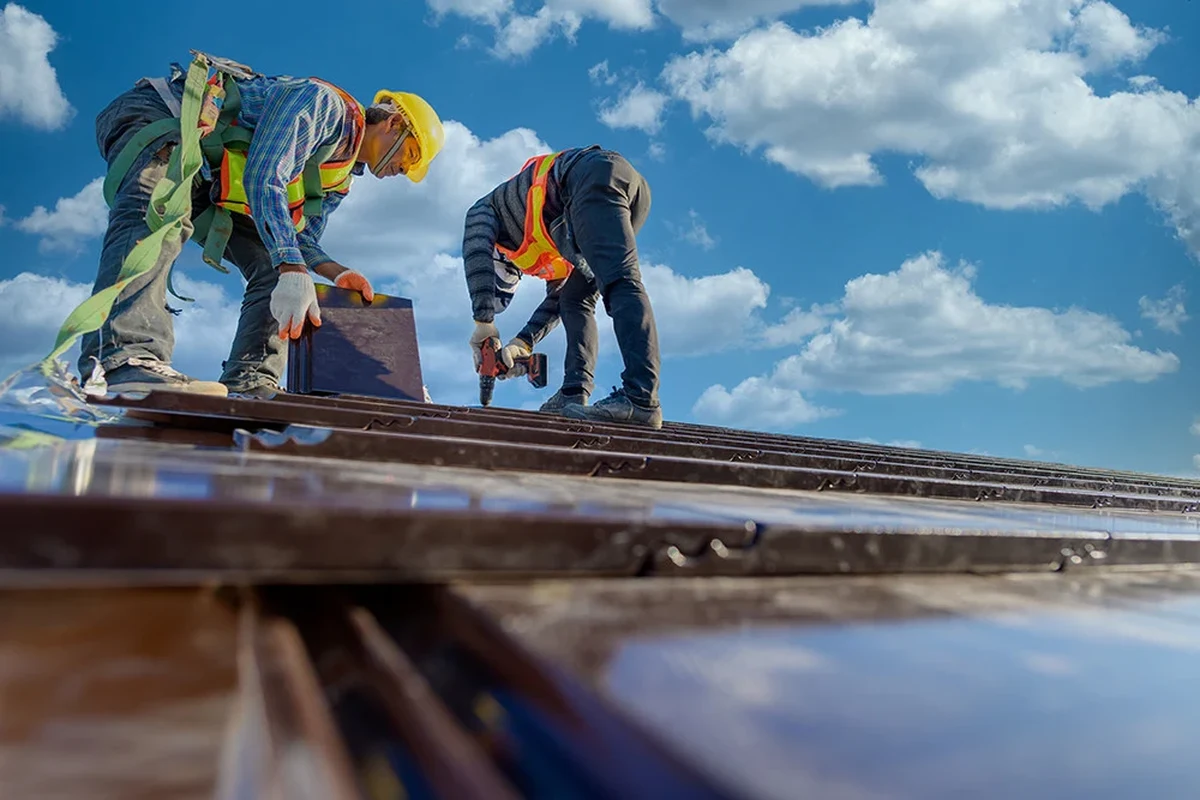 How to Work on a Roof Safely and Avoid Common Accidents
