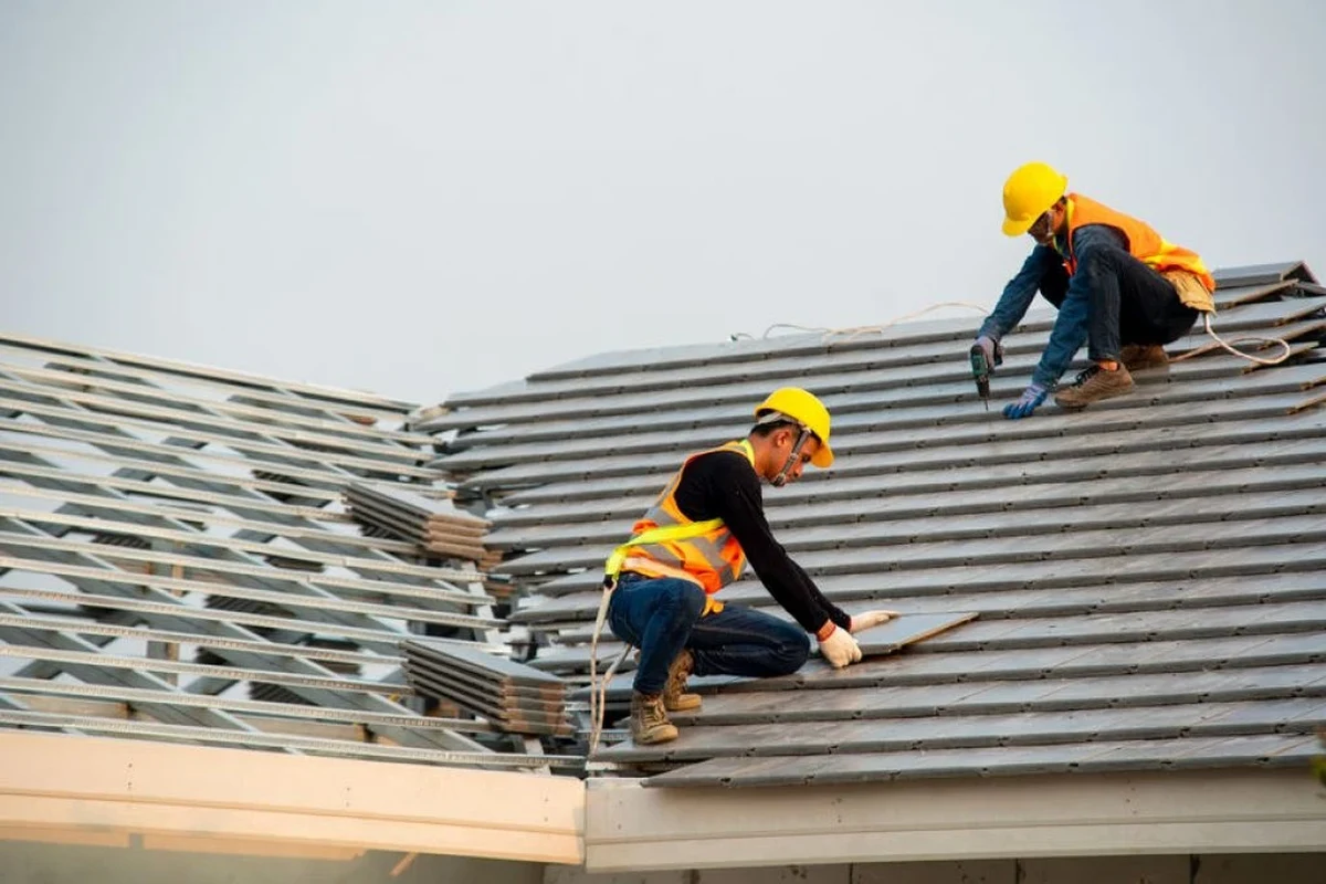 How to Work Safely on a Roof and Protect Yourself