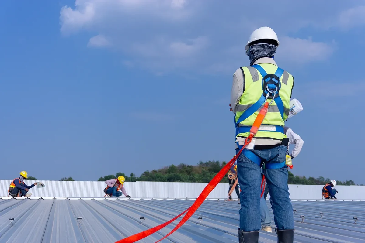 How to Use a Safety Harness on a Roof for Maximum Protection